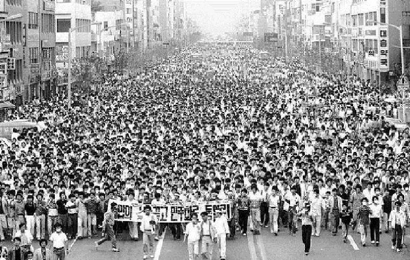 A sea of student protesters on April 19, 1960, which later became known as the April 19 Revolution (Image Source: 하루1분 시사상식 - 4.19 혁명)